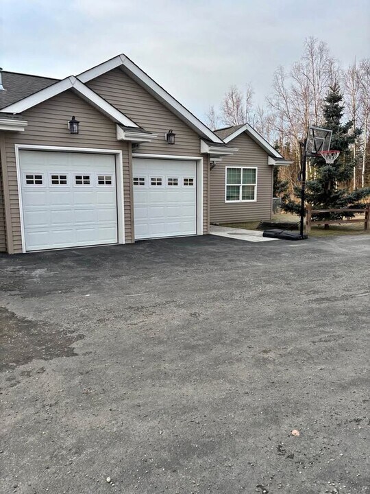 1502 E Bogard Rd in Wasilla, AK - Building Photo