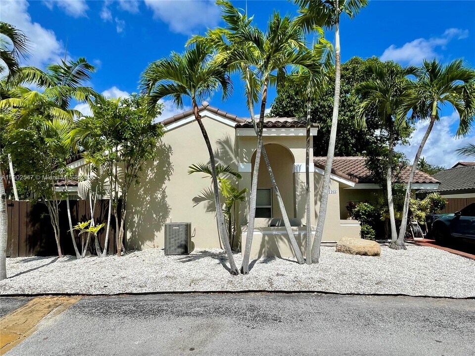 11463 SW 74th St in Miami, FL - Building Photo