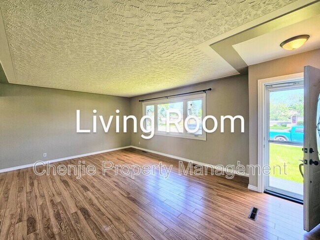 8007-128A 128a Ave NW in Edmonton, AB - Building Photo - Building Photo