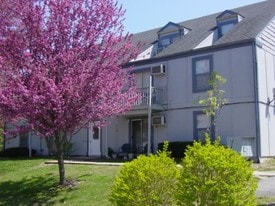 156 Colonial Ln Apartments