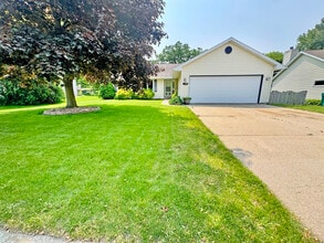 5807 Black Walnut Dr in McFarland, WI - Building Photo - Building Photo