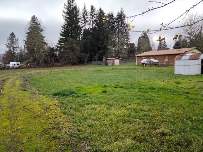 12929 Lookingglass Rd in Roseburg, OR - Building Photo - Building Photo
