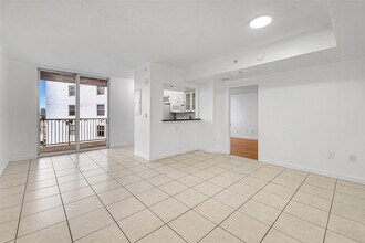 1 Glen Royal Pkwy in Miami, FL - Building Photo - Building Photo