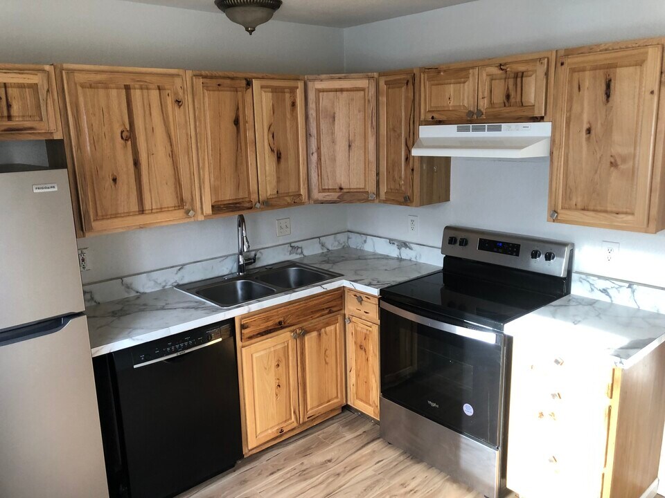 1730 N Golden Hills Dr in Palmer, AK - Building Photo