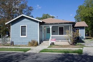 143 Tremlett Ave, Unit B in San Antonio, TX - Building Photo