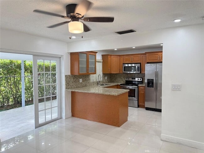 2322 SW 106th Ct in Miami, FL - Foto de edificio - Building Photo