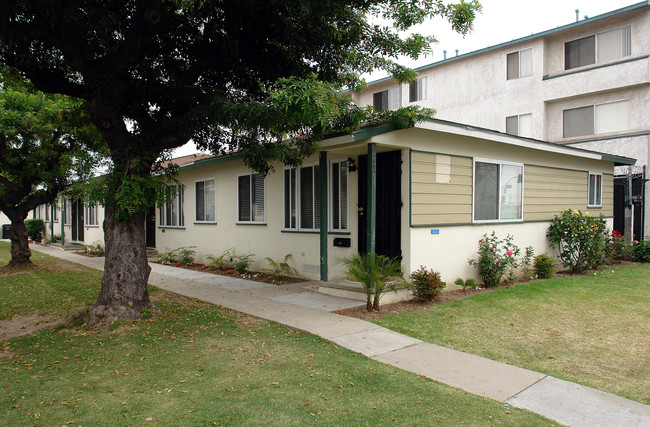 13408 S Vermont Ave in Gardena, CA - Building Photo - Building Photo