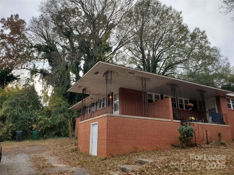 1444 Academy St in Charlotte, NC - Building Photo