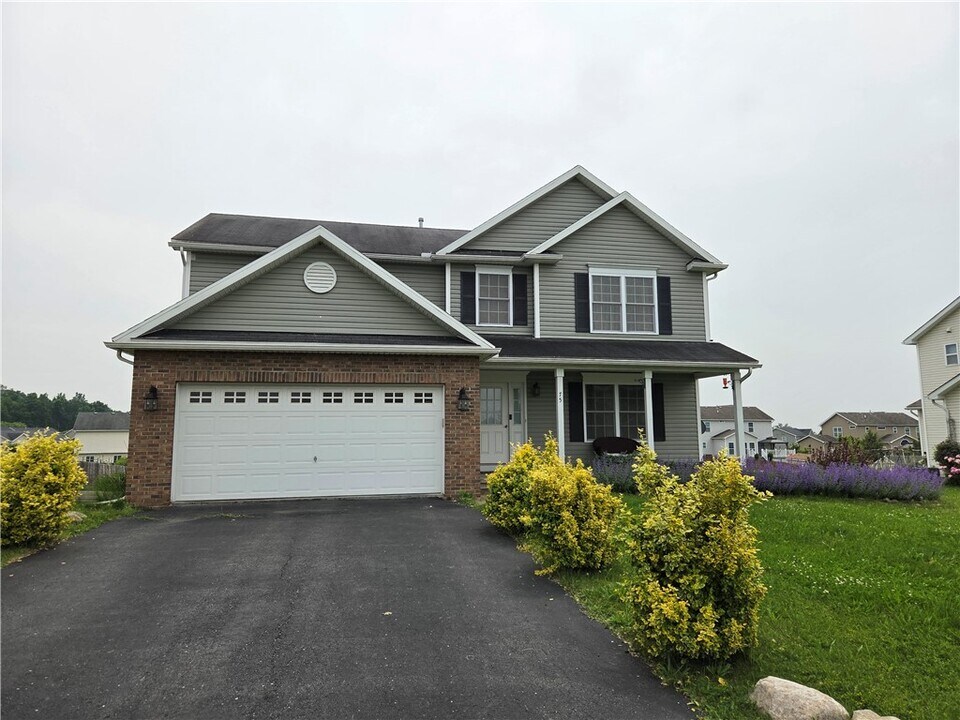 75 Haywards Heath in West Henrietta, NY - Building Photo