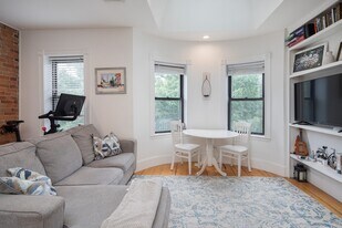 221 W Newton St, Unit 4 in Boston, MA - Building Photo