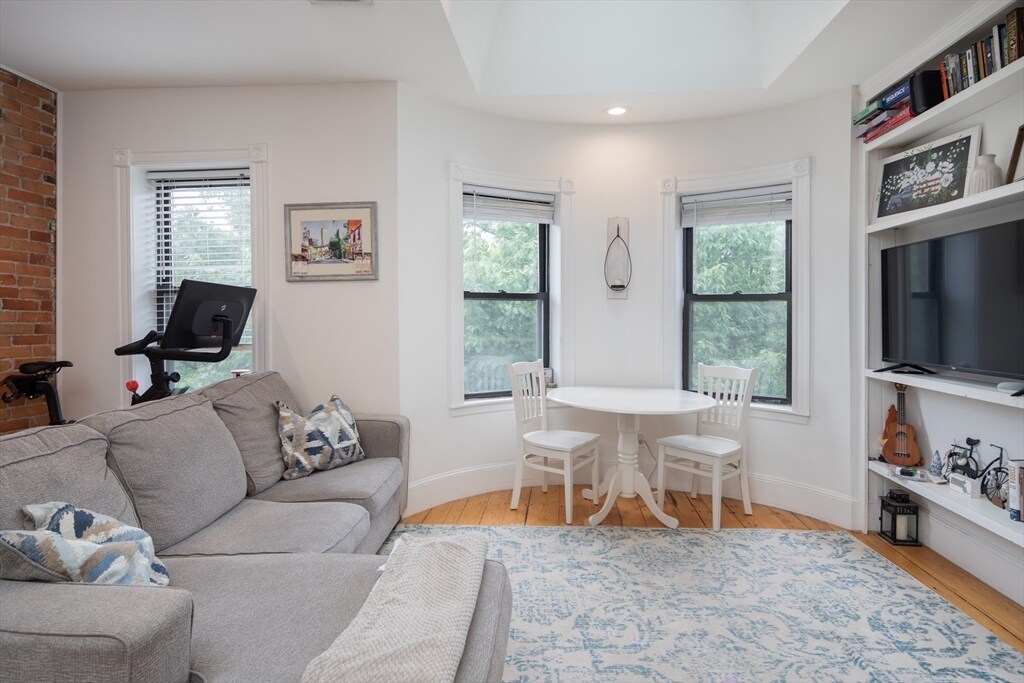 221 W Newton St, Unit 4 in Boston, MA - Building Photo