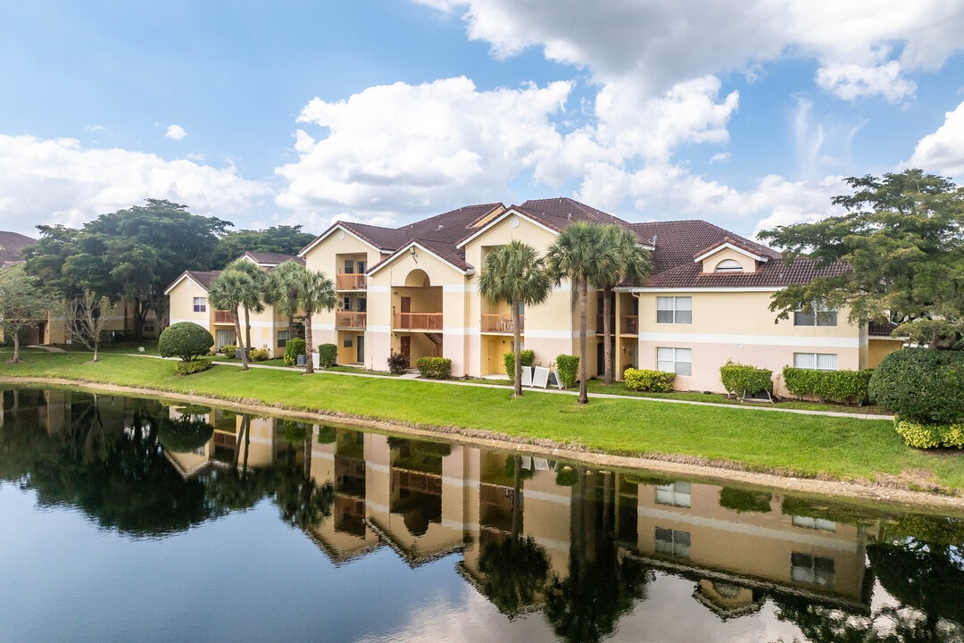 South Palm Place Condominium Homes in Tamarac, FL - Building Photo