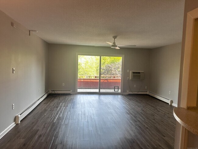 64 Oxbow Dr, Unit APT C4 in Glastonbury, CT - Foto de edificio - Building Photo