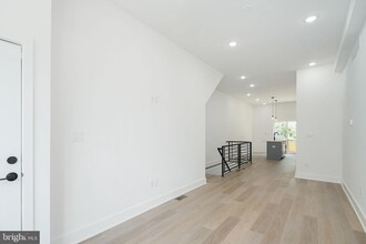 2543 N Howard St-Unit -UNIT 1 in Philadelphia, PA - Foto de edificio - Building Photo