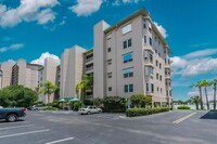 9359 Blind Pass Rd in St Pete Beach, FL - Foto de edificio - Building Photo