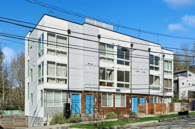 2404 SW Genesee St in Seattle, WA - Building Photo