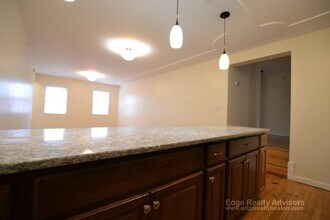 34 Bentley St, Unit 1 in Boston, MA - Foto de edificio - Building Photo