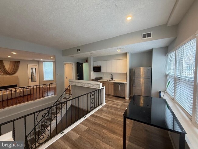 property at 718 S 7th St