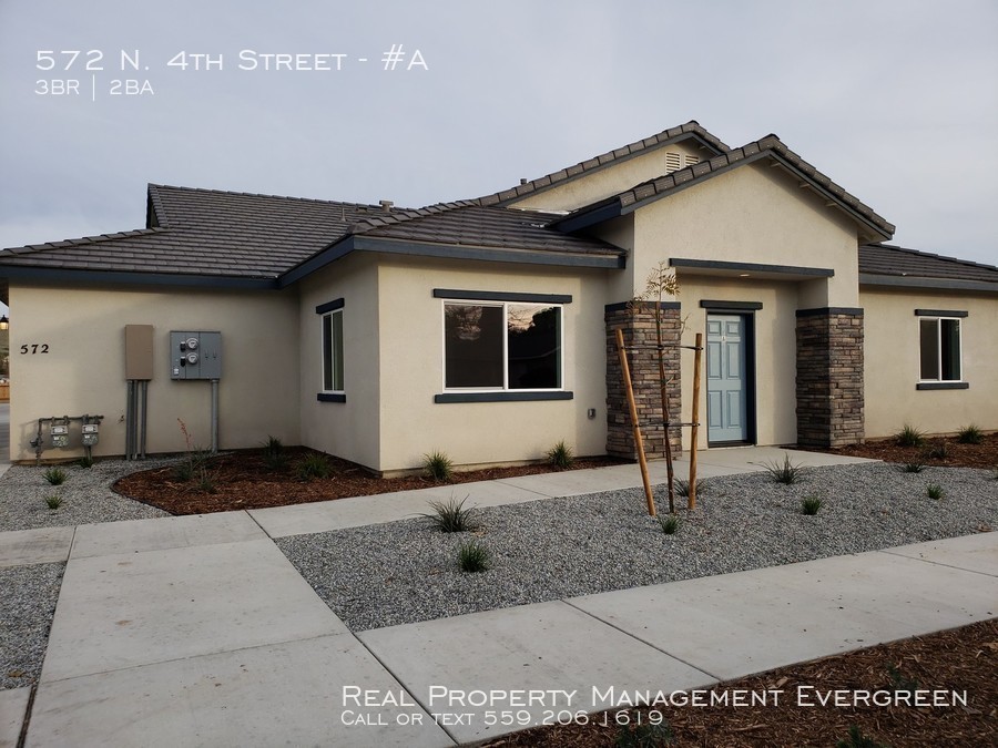 572 N 4th St-Unit -#A in Porterville, CA - Foto de edificio