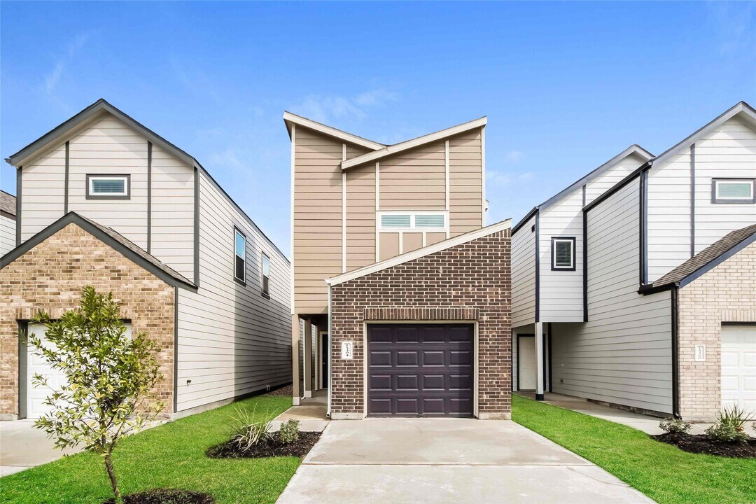 15304 Estrella Rd E in Houston, TX - Building Photo