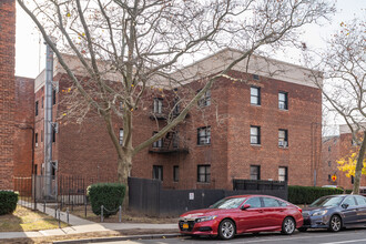 Kew Gardens Hills in Kew Gardens Hills, NY - Building Photo - Building Photo