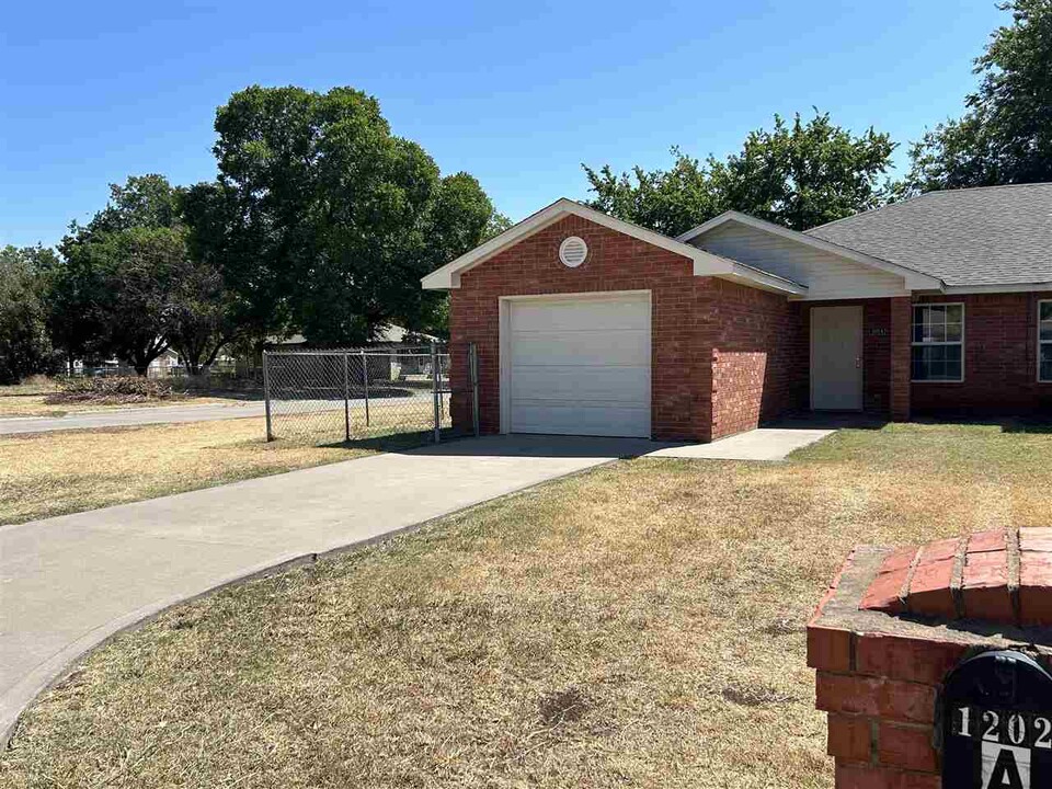 1202 SW 25th St in Lawton, OK - Building Photo