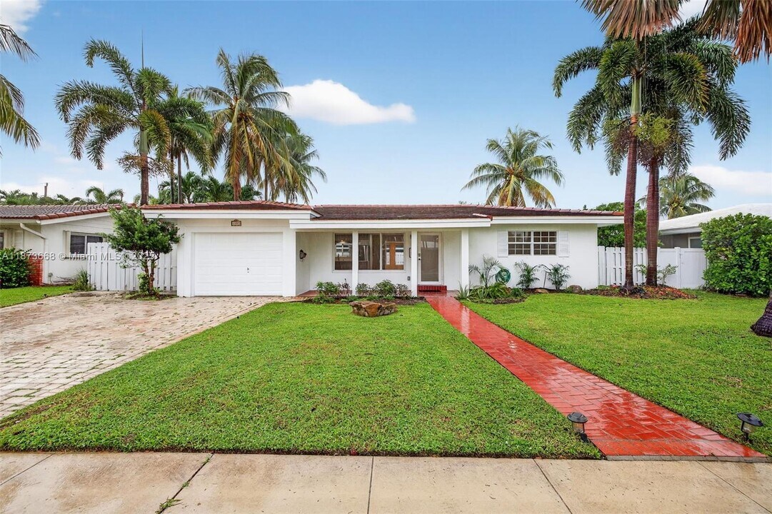 2201 NE 52nd St in Fort Lauderdale, FL - Building Photo