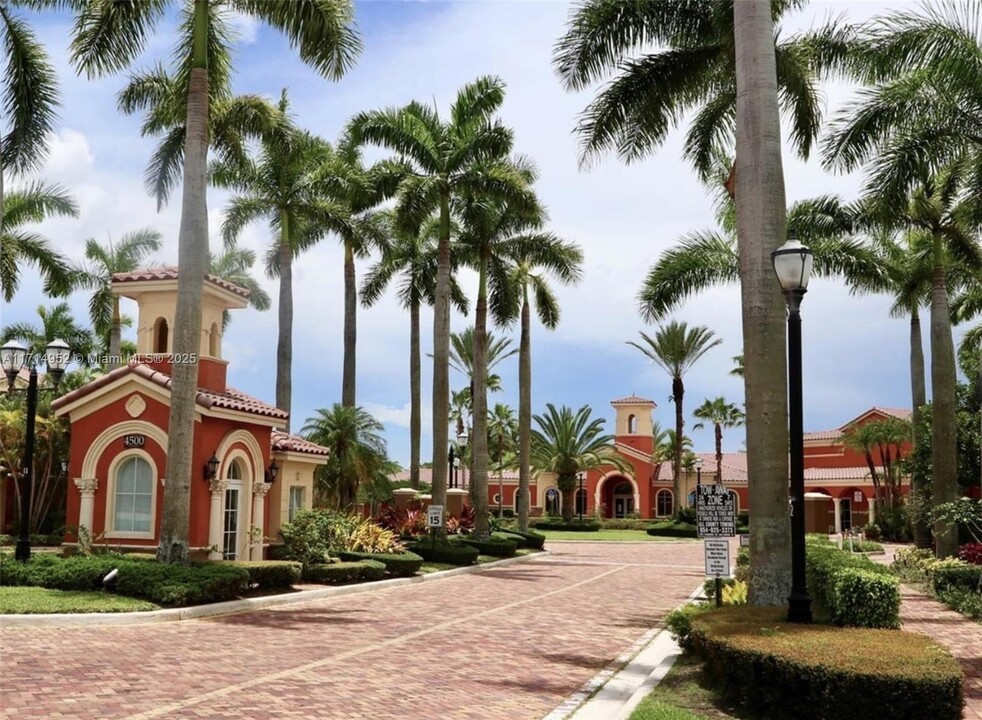 4404 SW 160th Ave in Miramar, FL - Foto de edificio