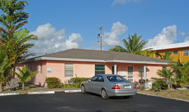 943-945 SE 22nd Ave in Pompano Beach, FL - Foto de edificio - Building Photo