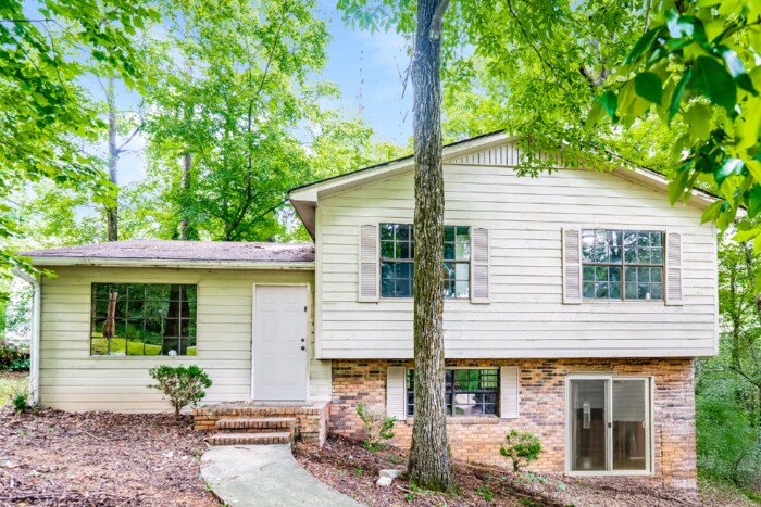 6860 Markham Dr in Trussville, AL - Building Photo