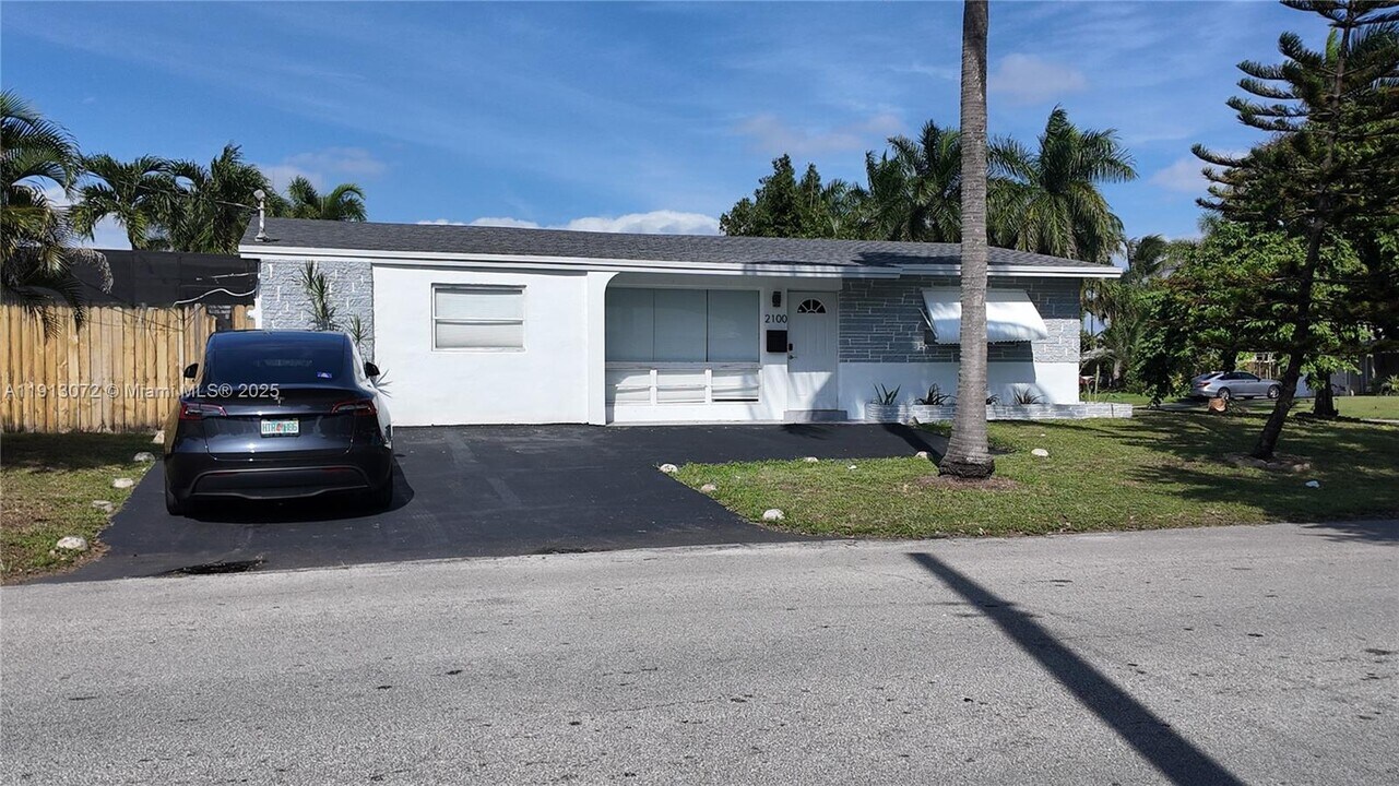 2100 N 57th Way in Hollywood, FL - Building Photo