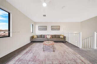 4707 NW 83rd Ct in Doral, FL - Foto de edificio - Building Photo