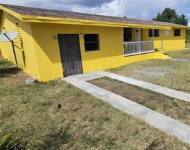 946 NW 8th St in Florida City, FL - Foto de edificio - Building Photo