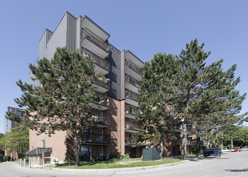 Dunlop Pines I in Richmond Hill, ON - Building Photo