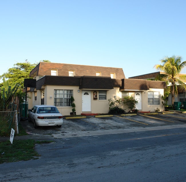 3811 SW 59th Ave in Fort Lauderdale, FL - Building Photo - Building Photo