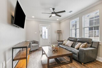 4721 Erato St in New Orleans, LA - Foto de edificio - Building Photo