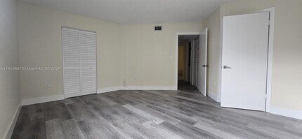 10229 NW 9th St Cir in Miami, FL - Building Photo - Building Photo