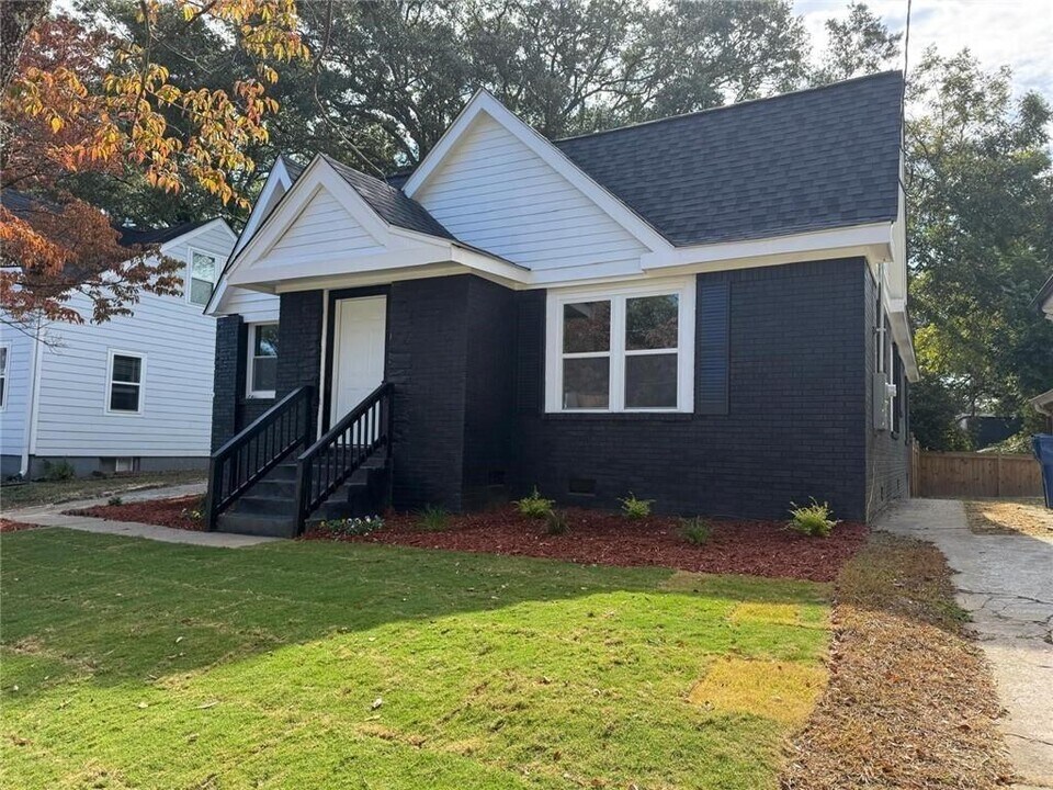 1332 Thurgood St SW in Atlanta, GA - Building Photo