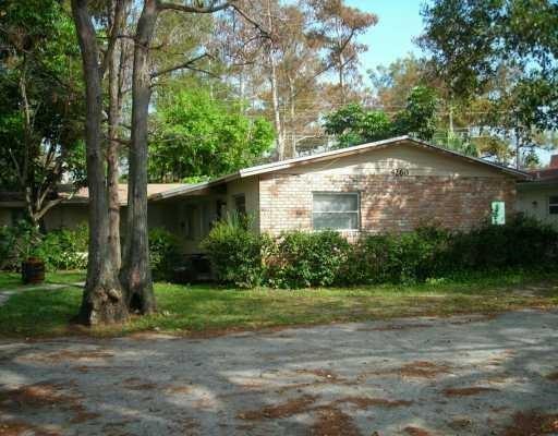 4250 NW 21st Ave in Oakland Park, FL - Foto de edificio
