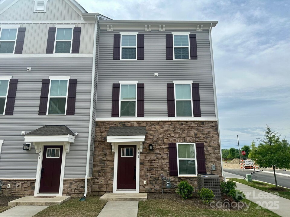 1207 Newell Towns Ln in Charlotte, NC - Building Photo