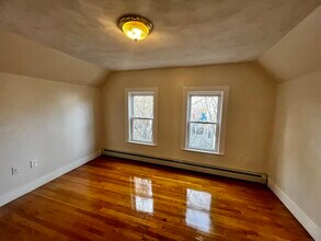 19 Banks St, Unit 2 in Somerville, MA - Building Photo - Building Photo