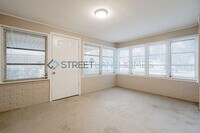 656 Schroder Ave NE photo'