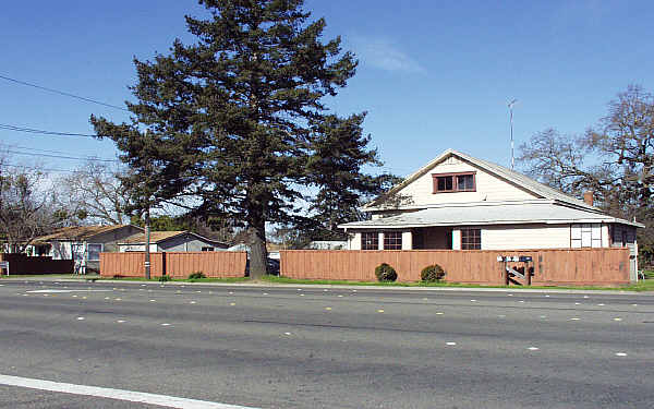 1555-1561 W College Ave in Santa Rosa, CA - Building Photo