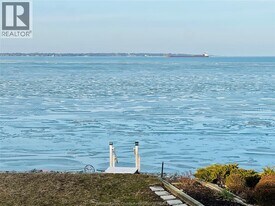 11360 Riverside Dr E in Windsor, ON - Building Photo