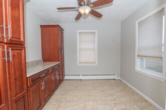 75 Gladstone St in Cranston, RI - Building Photo - Building Photo