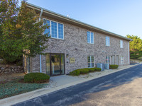 Meadow Ridge Apartments in Pewaukee, WI - Foto de edificio - Building Photo