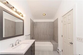 80 Soundview Dr-Unit -Side in Stamford, CT - Building Photo - Building Photo