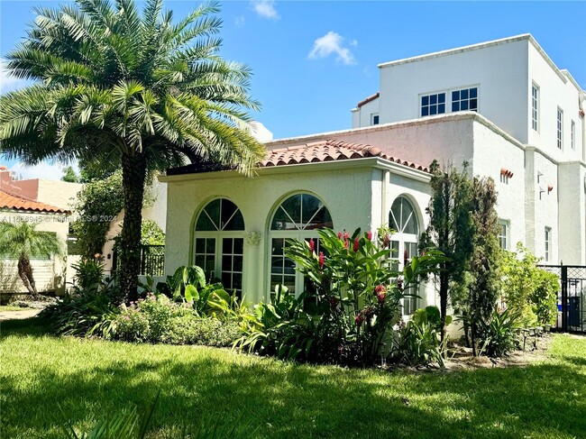 1223 Lisbon St in Coral Gables, FL - Foto de edificio - Building Photo