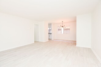 2602 Carnegie Ln-Unit -Unit 203 in Redondo Beach, CA - Building Photo - Building Photo