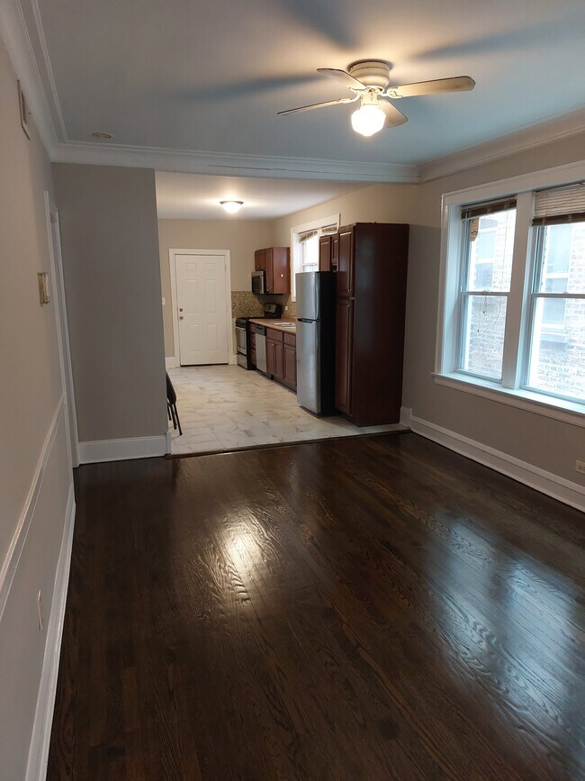 7730 S Essex Ave, Unit 1 in Chicago, IL - Building Photo - Building Photo